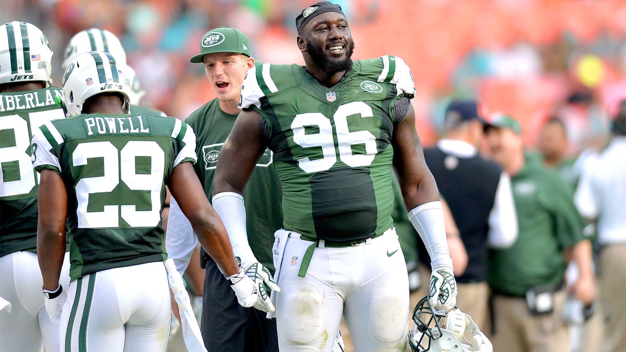 Jets' Wilkerson honors 96 breast cancer survivors